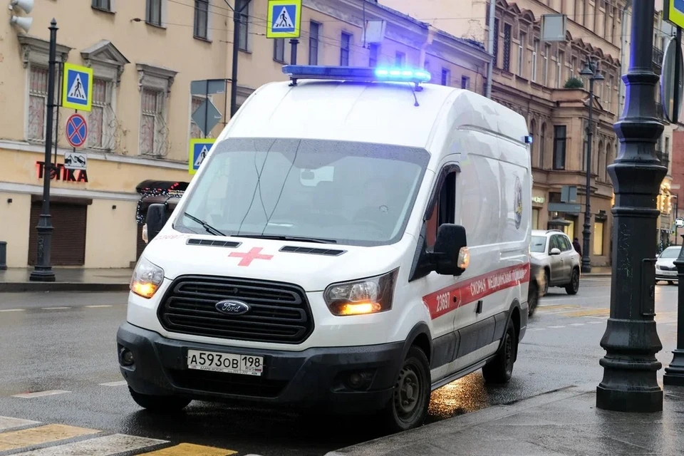 Двое петербуржцев сломали ноги из-за падения на гололеде.