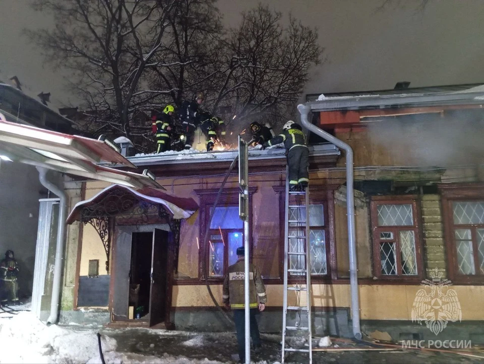 Пять человек эвакуировали из горящего дома на улице Ульянова в Нижнем Новгороде