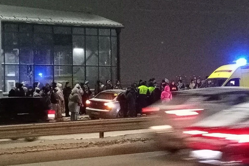 В Новосибирске водитель Mitsubishi Lancer влетел в толпу людей на мосту. Фото: ГАИ Новосибирска.