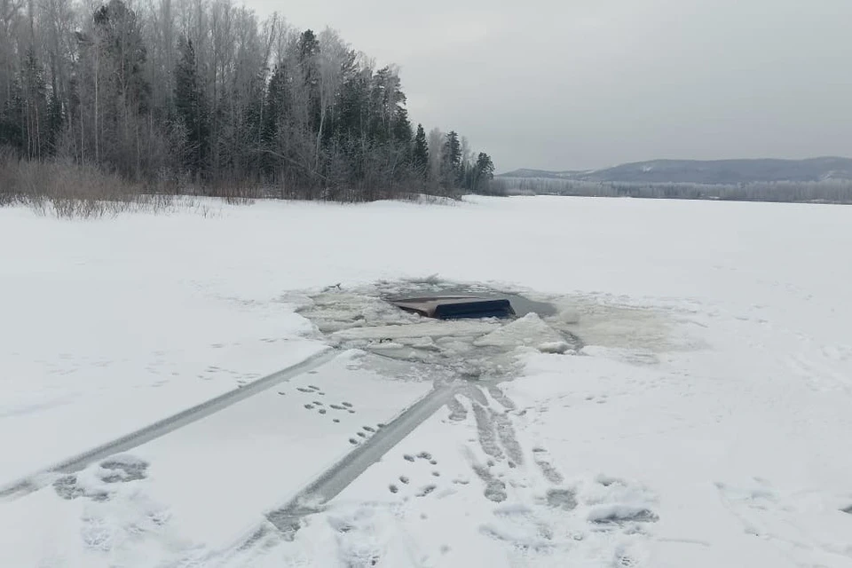 Водитель и пассажир успели спастись из тонущей машины. Фото: ГУ МЧС по Челябинской области