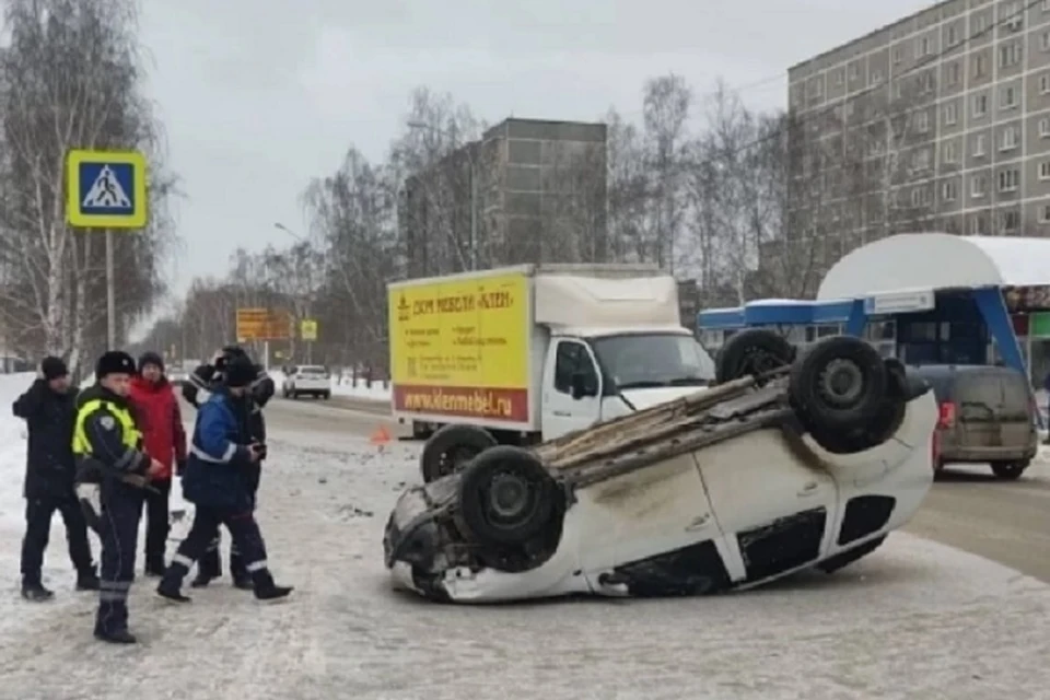 Легковушка перевернулась в районе улицы Бардина. Фото: Госавтоинспекция Екатеринбурга