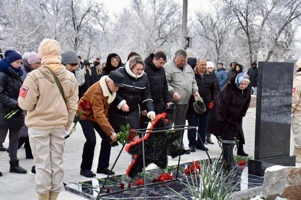 Мемориал установили неподалёку от аллеи памяти, высаженной в 2024 году