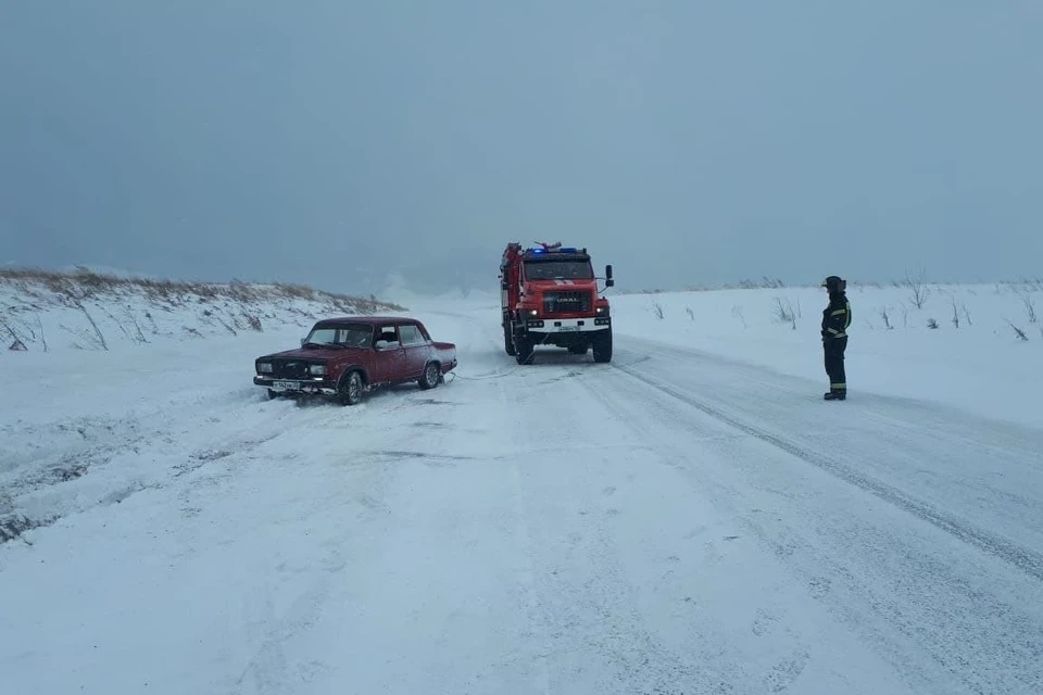 Спасатели приходят на помощь водителям на дорогах