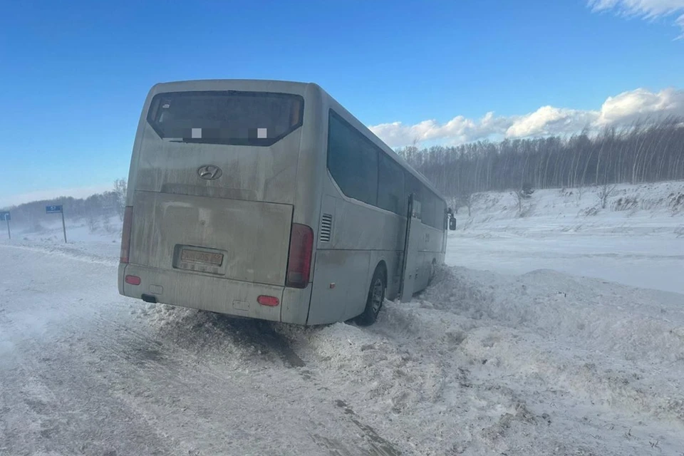 Автобус с 17 пассажирами слетел с автотрассы под Новосибирском Фото: ГУ МВД по Новосибирской области.