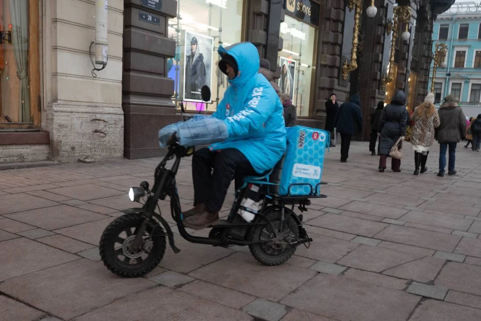 Под колеса можно попасть даже на тротуаре Невского проспекта.