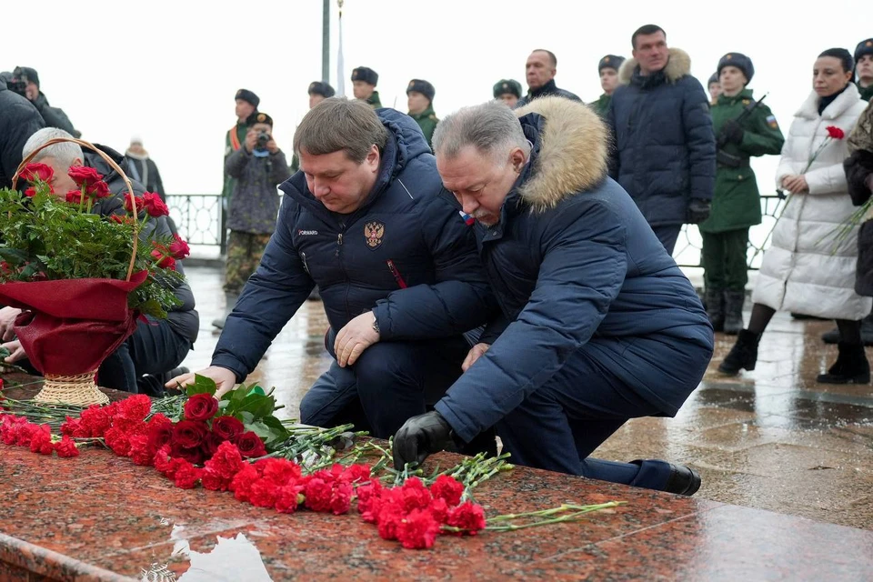 Жители Ульяновска возложили цветы к Вечному огню. Фото администрация Ульяновска