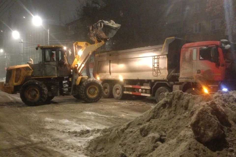 В Оренбурге продолжается уборка снега. Фото: Администрация Оренбурга