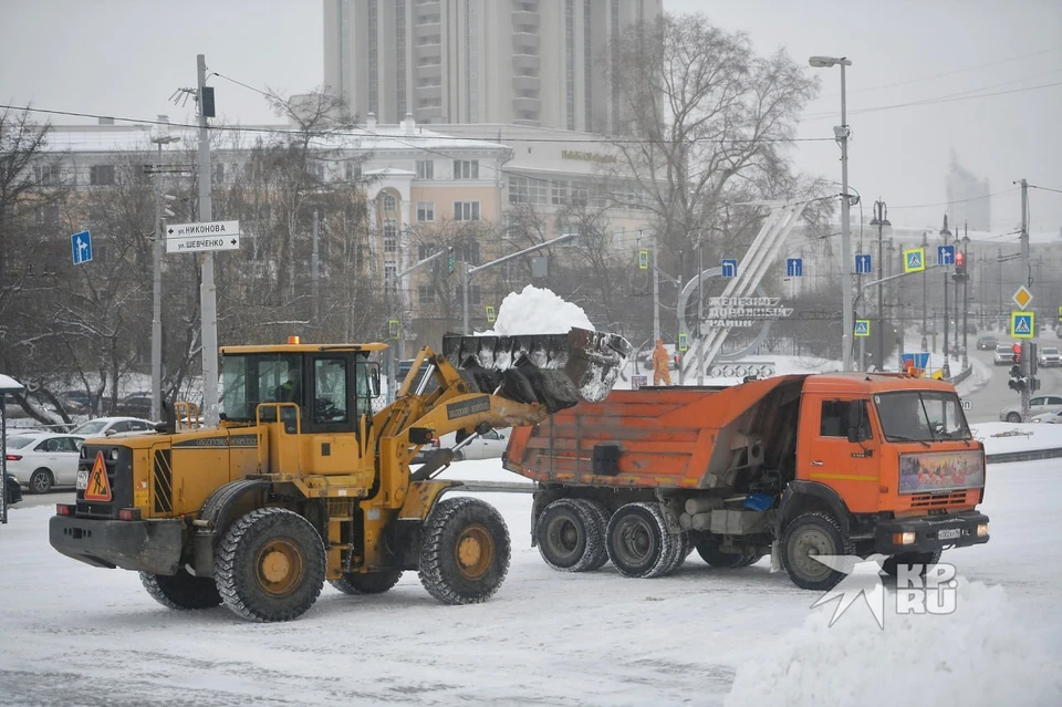 На уборку городских улиц от снега утром 29 января вышли больше 300 рабочих и 180 машин