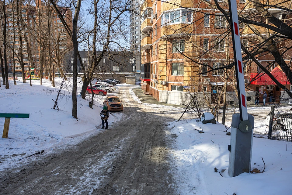 В некоторых дворах Владивостока тротуары были плохо почищены от снега. Фото: предоставлено пресс-службой администрации Владивостока.