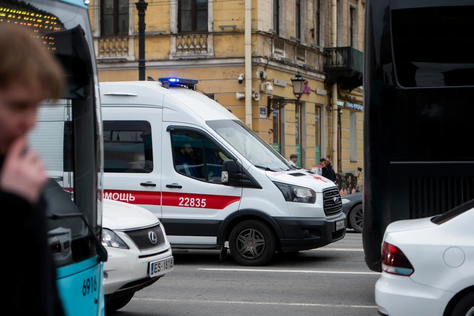 Энергетика госпитализировали с ожогами после устранения протечки в доме в Петербурге.