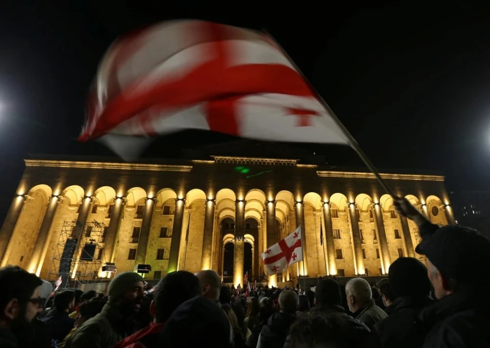 В Тбилиси протестующие перекрыли выезд из города вопреки предупреждениям МВД