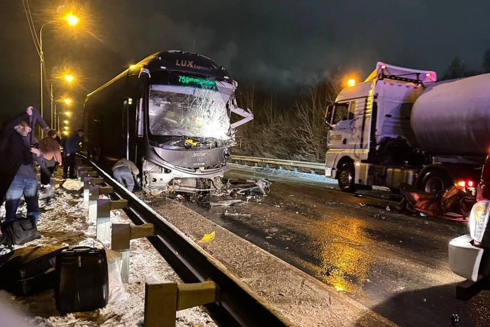 Междугородний автобус Lux Express столкнулся со снегоуборочной машиной в Ленобласти, есть погибшие. Фото: t.me/estonia_ru