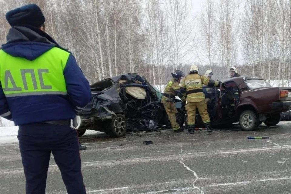 Причиной смертельного ДТП под Новосибирском может быть обгон одним из авто.