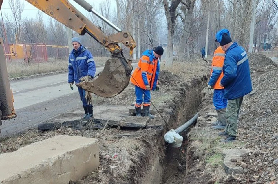 Харцызский водоканал выполнил земляные работы и обеспечил нижегородскую бригаду всеми необходимыми для ремонта материалами. Фото: Минстрой ДНР