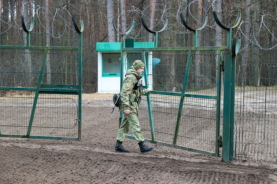 Местные жители настоятельно требуют убрать рвы и колючую проволоку