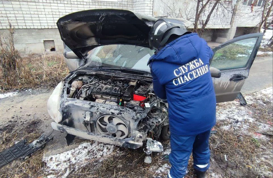 Ульяновские спасатели отключили аккумуляторы двух авто после ДТП на Пожарского | ФОТО: Управление гражданской защиты Ульяновска