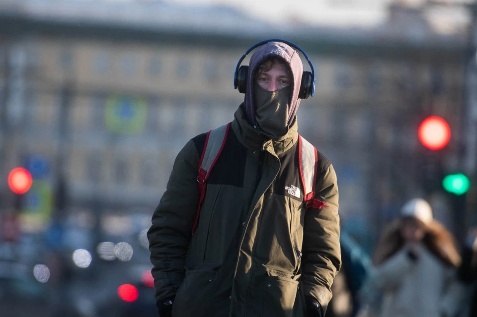 Ветер – восточный, со скоростью 5-10 метров в секунду