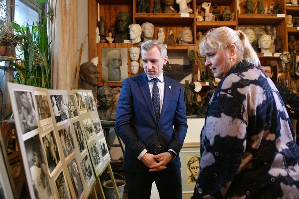 Василий Анохин побывал в мастерской Альберта Сергеева. Фото: пресс-служба правительства Смоленской области.