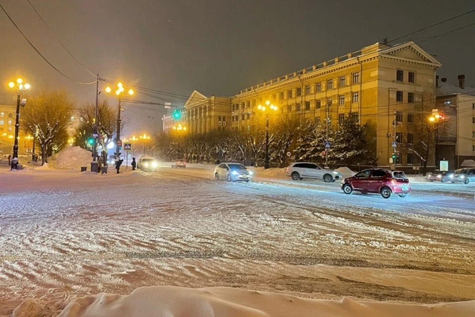 Слой снега скрыл дорогу в центре Хабаровска