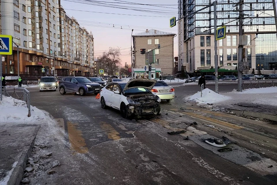 В Новосибирске водитель «Хендай Солярис» протаранил «Ладу Весту»