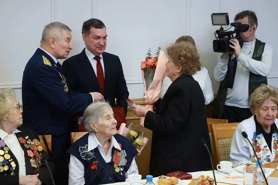 Мэр Новосибирска вручил ветеранам медали, приуроченные к 80-летию Победы. Фото: мэрия Новосибирска