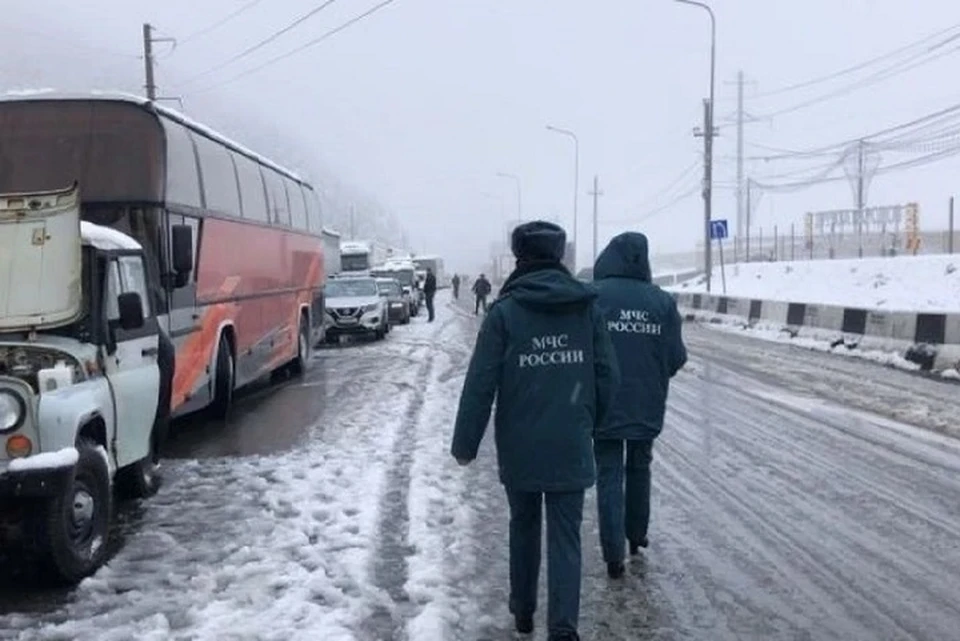 Непогода снова осложнила движение по Военно-Грузинской дороге. Фото: пресс-служба ГУ МЧС по Северной Осетии.