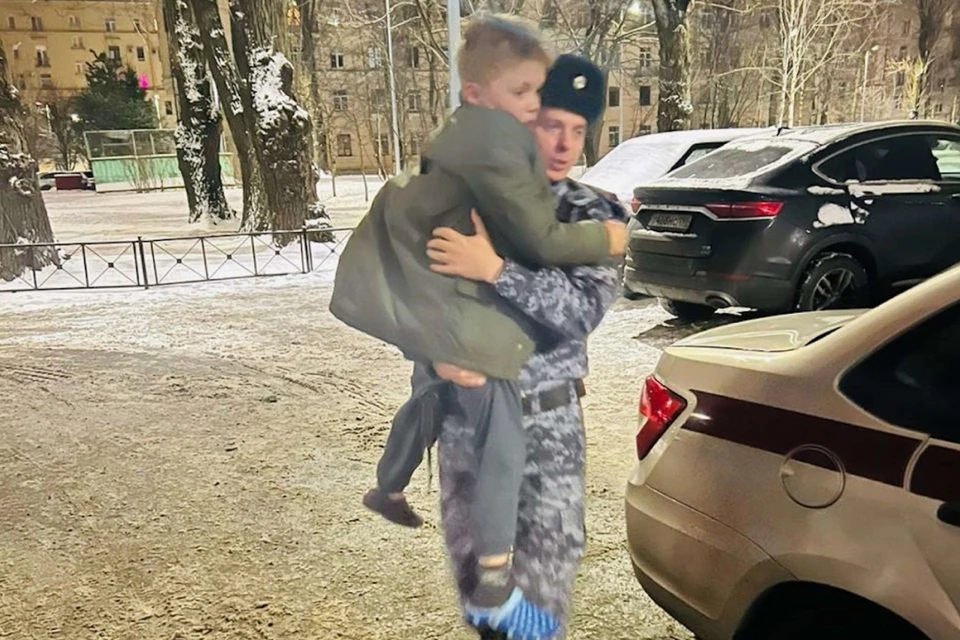 Росгвардейцы укутали в форменные куртки детей.