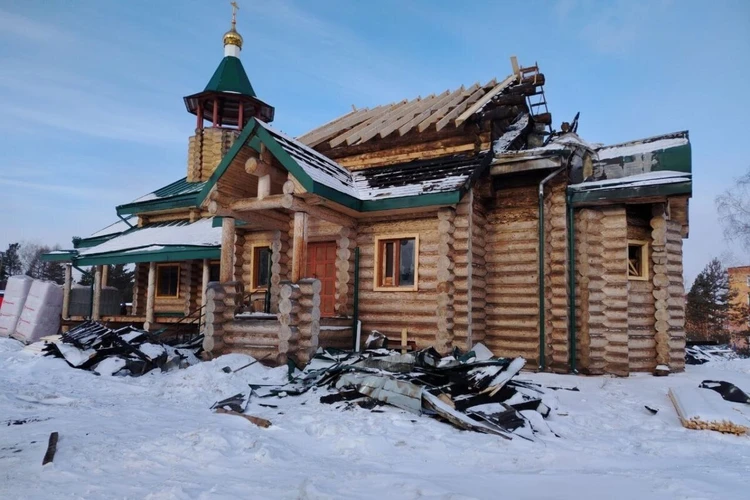Под Красноярском в Кедровом восстанавливают пострадавшего от пожара храма