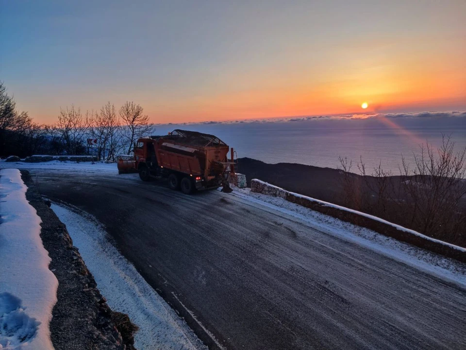 Порядка ста единиц техники очищают дороги в Крыму. Фото: «Крымавтодор»/Tg