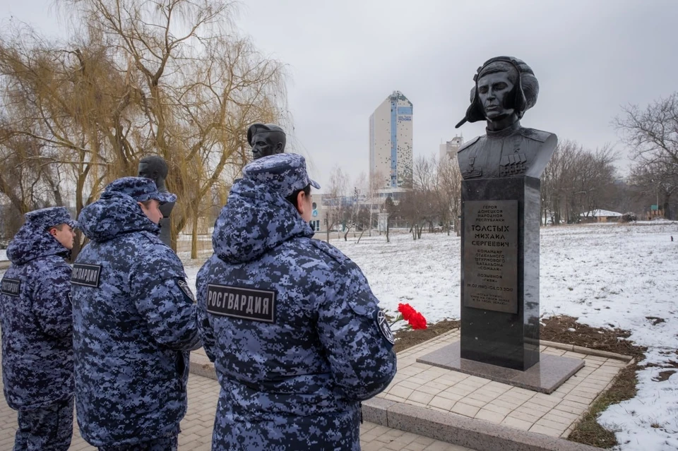 Представители территориального органа Росгвардии возложили цветы к бюсту Героя ДНР и почтили его память минутой молчания. Фото: Росгвардия