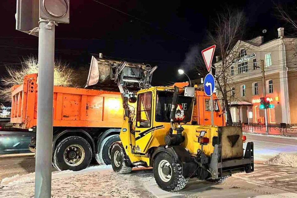 Дороги в центре Иркутска усиленно убирали в выходные дни.