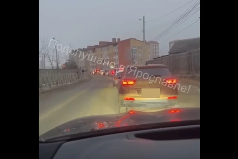 В мэрии Ярославля прокомментировали пробку за Волгой. ФОТО: группа "Подслушано в Ярославле"