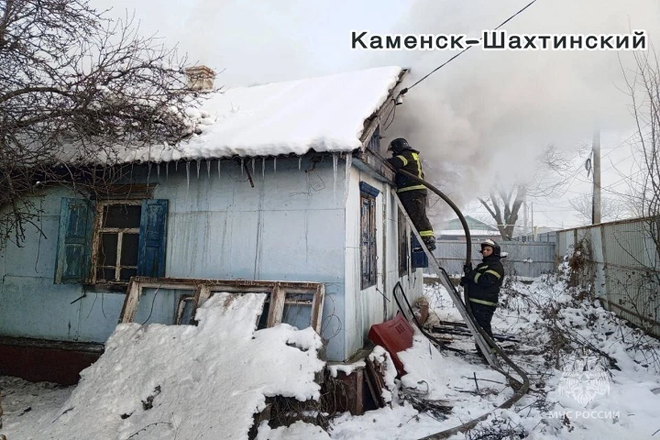 В Каменске-Шахтинском при пожаре выгорело 49 кв. метров. Фото: пресс-служба ГУ МЧС России по Ростовской области