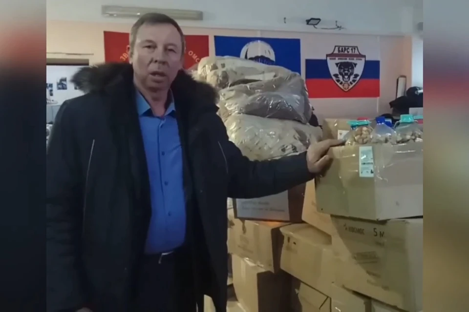 Александр Пономарев работает на заводе, но легко находит время для помощи бойцам. Фото: Кировское отделение Народного фронта