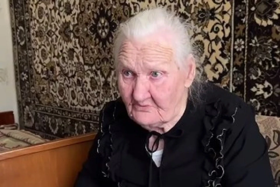 В день своего 100-летия награду получила труженица тыла Анастасия Моисеева. Фото: скриншот видео