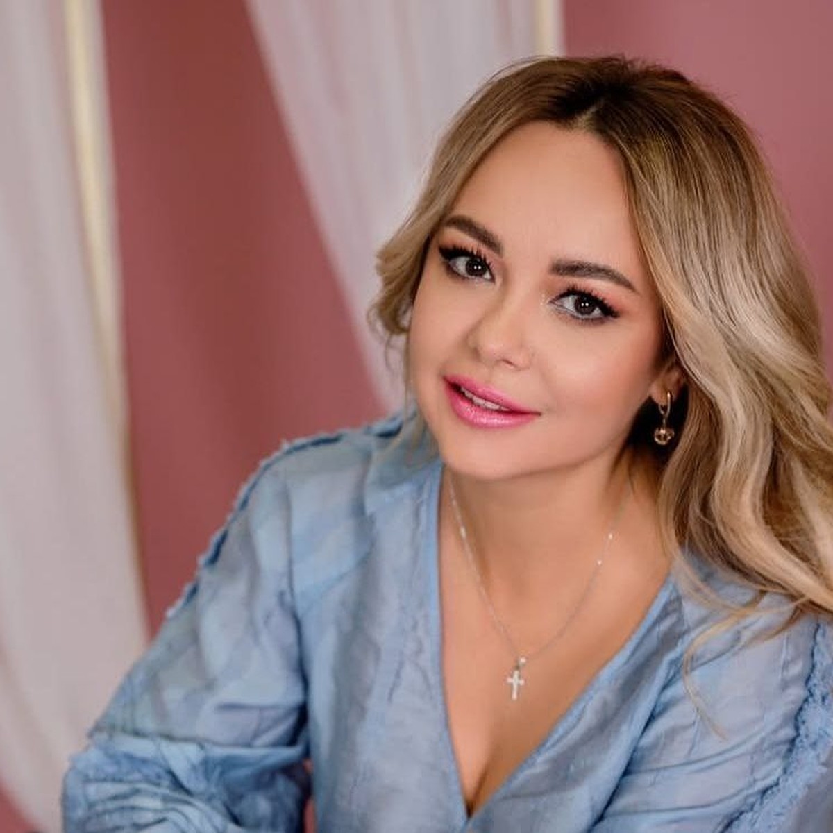 Әдемі қызға жаңа секс-машинаны өз бетінше сынап көру ұсынылды. Елена Бондаренко порно