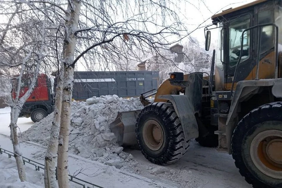 В Якутске наращивают темпы вывоза снега и наледей. Фото: администрация Якутска