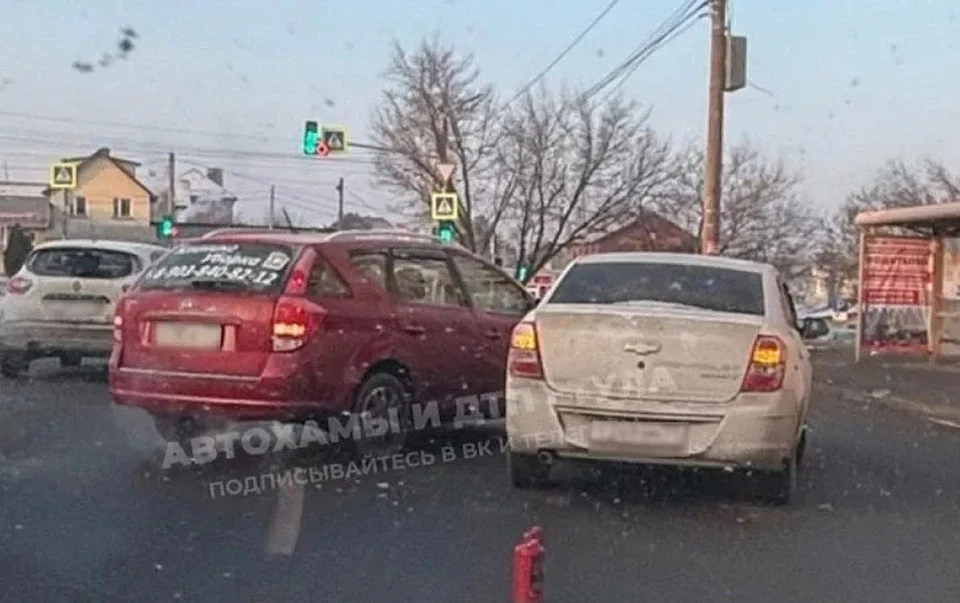 В тульских Глушанках столкнулись Kia и Skoda. Фото: «Автохамы и ДТП в Туле».