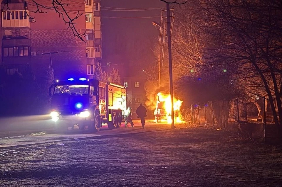 В Пролетарском районе Донецка загорелся припаркованный возле жилого дома автобус