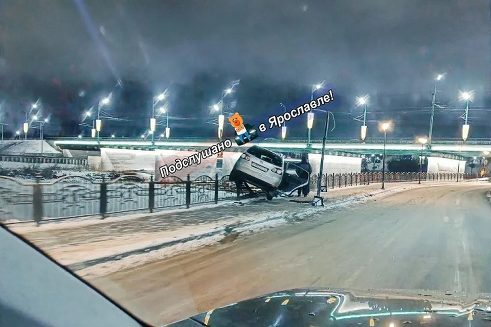 В Ярославле иномарка врезалась в забор на набережной. ФОТО: группа "Подслушано в Ярославле" ВКонтакте
