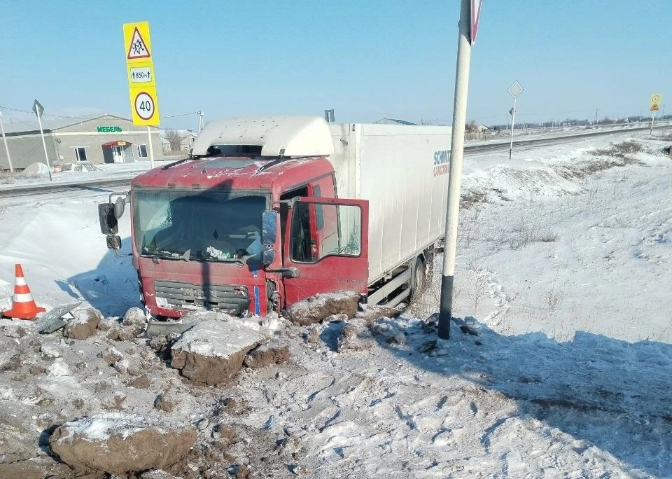 ДТП произошло на 68 километре дороги Осинки – Приволжье. Фото: ГКУ СО «Центр по делам ГО, ПБ и ЧС»