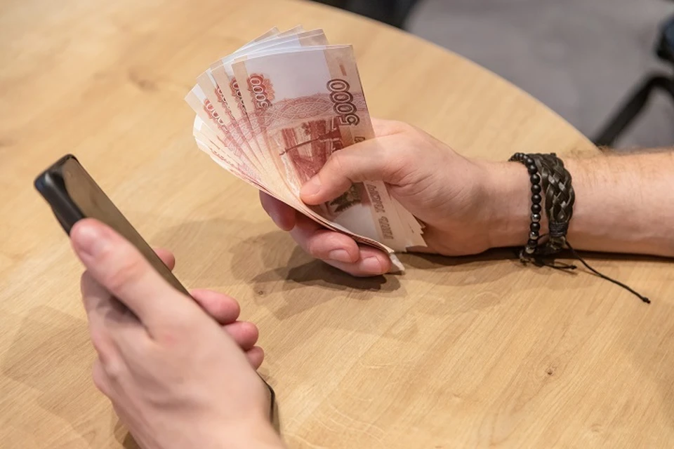 Мужчина выплатит штраф за попытку дачи взятки инспектору в Магаданской области