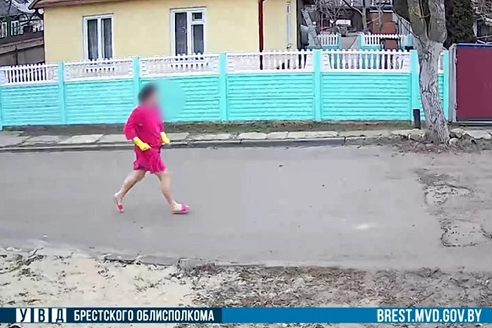 Женщина в халате бросилась догонять серийного велосипедного вора в Пинске. Фото: стоп-кадр | видео УВД Брестского облисполкома.