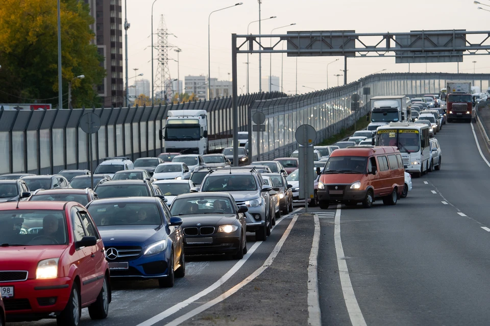 Петербург сковали восьмибалльные пробки.
