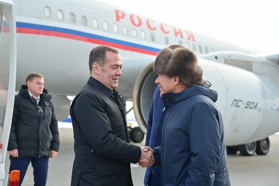 В аэропорту заместителя председателя Совбеза Российской Федерации встретил глава Татарстана Рустам Минниханов. Фото: rais.tatarstan.ru