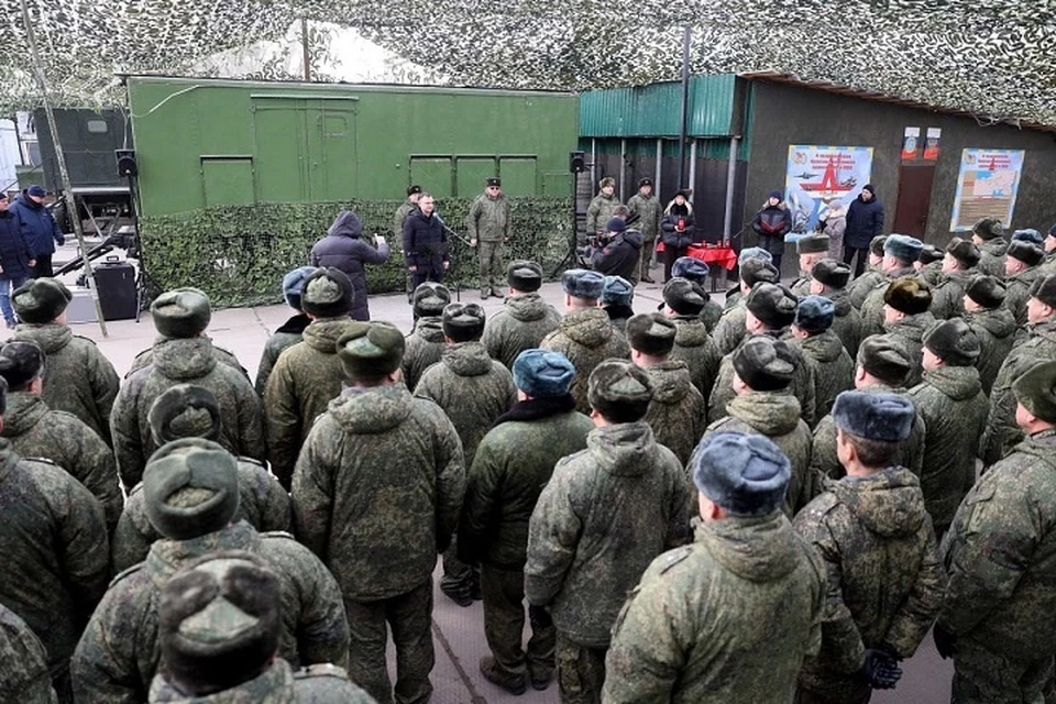 Военные были награждены почетными знаками «За ратную службу». Фото: телеграм-канал врио губернатора Ростовской области Юрия Слюсаря