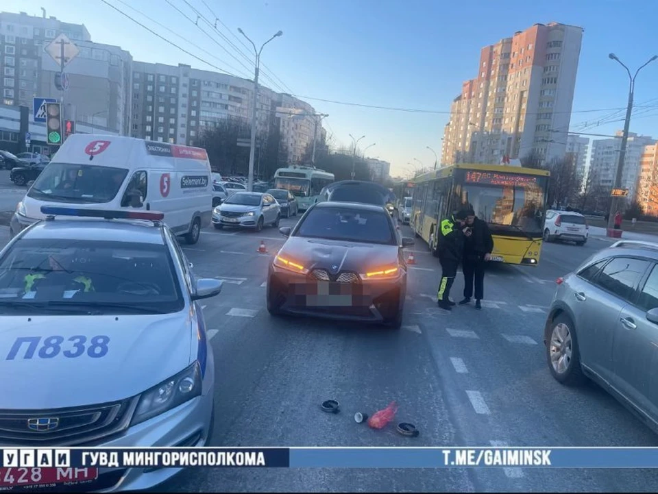 В Минске водитель BMW сбил пешехода с пятимесячным ребенком в коляске, спутав педали и поехав на красный. Фото: УГАИ ГУВД Мингорисполкома