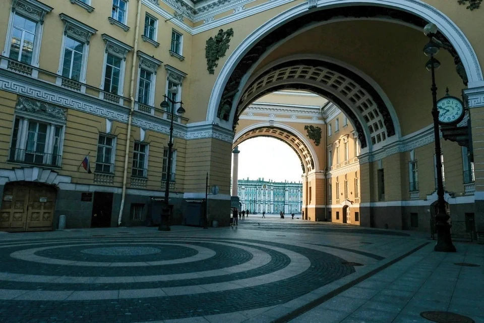 Девушка изрисовала черной краской стенды патриотической выставки в арке Главного штаба.