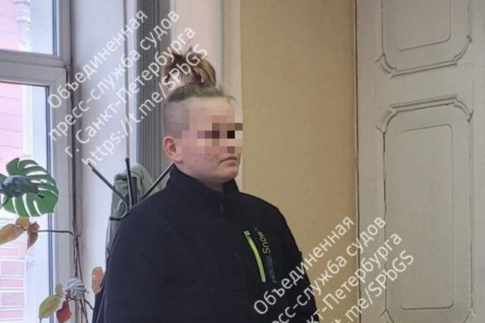 Москвичку отправили под стражу на месяц за надписи на стендах в арке Главного штаба. Фото: Объединенная пресс-служба судов Петербурга