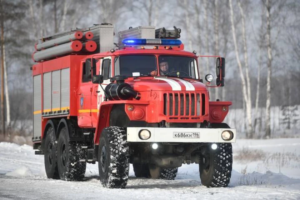 На месте пожара работали три спецмашины